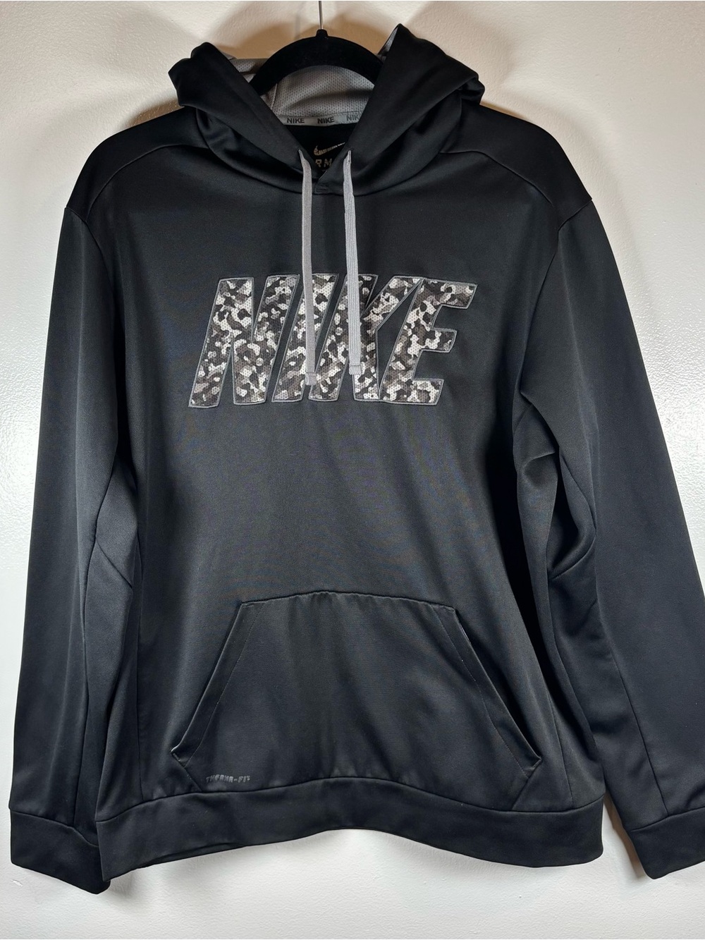 Nike Mens Therma-Fit Black Pullover Hoodie Sweatshirt Sz L Camo Spellout Gymwear